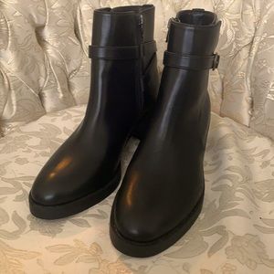 Ladies flat heeled boots